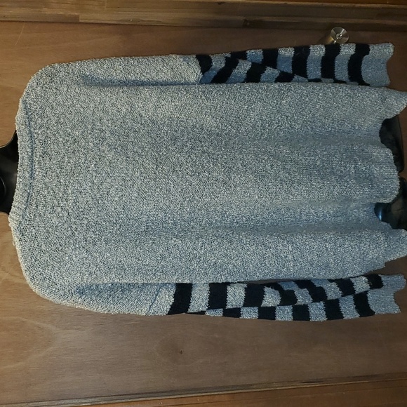 Poof sweater - Picture 2 of 3